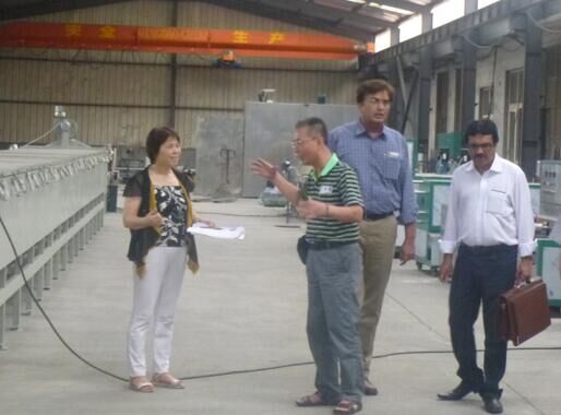 泰國客戶專程來參觀乳膠枕頭生產(chǎn)線