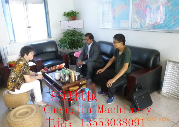 印度客戶來廠驗(yàn)收乳膠枕頭機(jī)械生產(chǎn)線