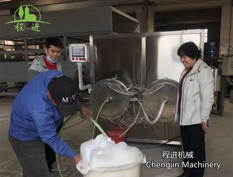 客戶親帶材料現(xiàn)場(chǎng)試機(jī)乳膠發(fā)泡設(shè)備