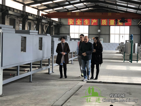 歡迎印度尼西亞客戶來考察乳膠機(jī)械