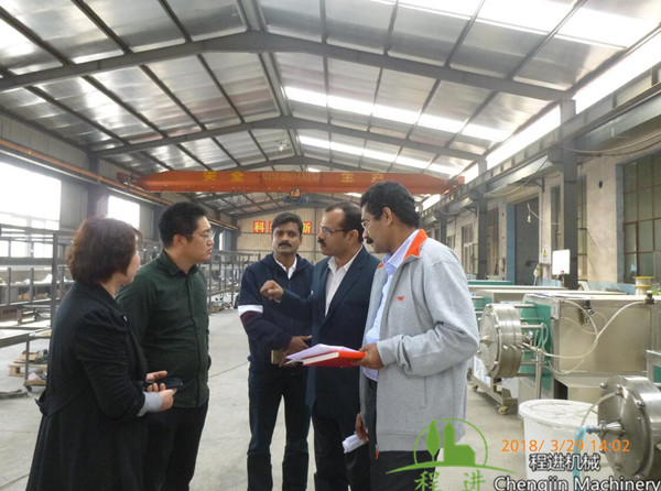 歡迎印度客戶來我公司考察乳膠發(fā)泡設(shè)備