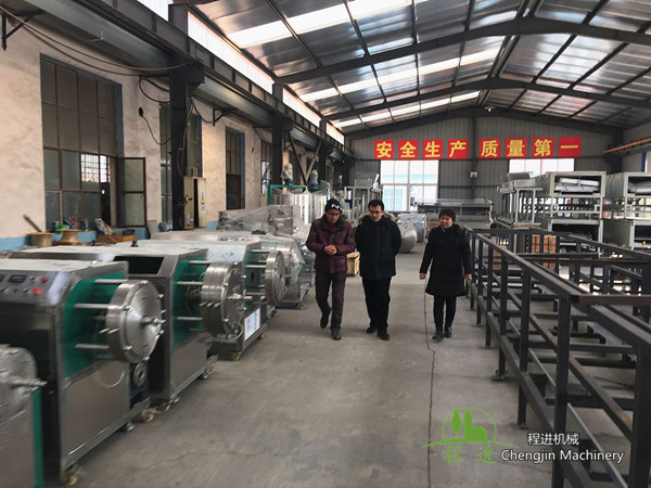 歡迎泰國客戶來我公司考察乳膠枕頭生產(chǎn)線