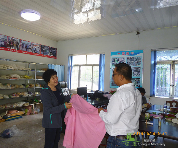 歡迎馬來西亞客戶來公司考察乳膠機(jī)械