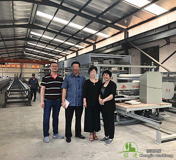 歡迎印度尼西亞客戶來公司考察乳膠枕頭機(jī)械