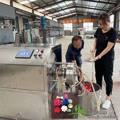 新品乳膠玩具，乳膠面具流水線(xiàn)。